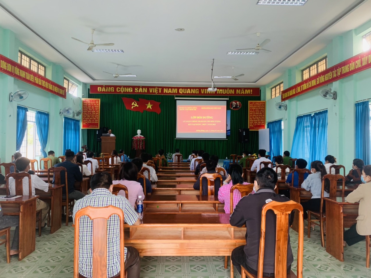 Huyện Krông Bông khai giảng lớp Bồi dưỡng lý luận chính trị dành cho đối tượng kết nạp Đảng, đợt I năm 2022